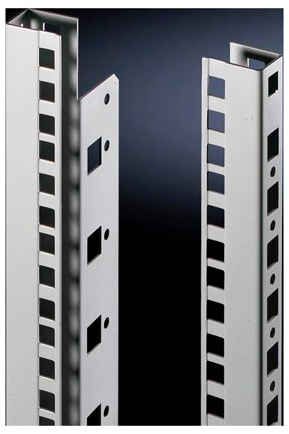 Zwei vertikale Metallteile mit quadratischen und rechteckigen Ausschnitten vor einem dunklen Hintergrund, möglicherweise Teile einer Regalkonstruktion oder Struktur.