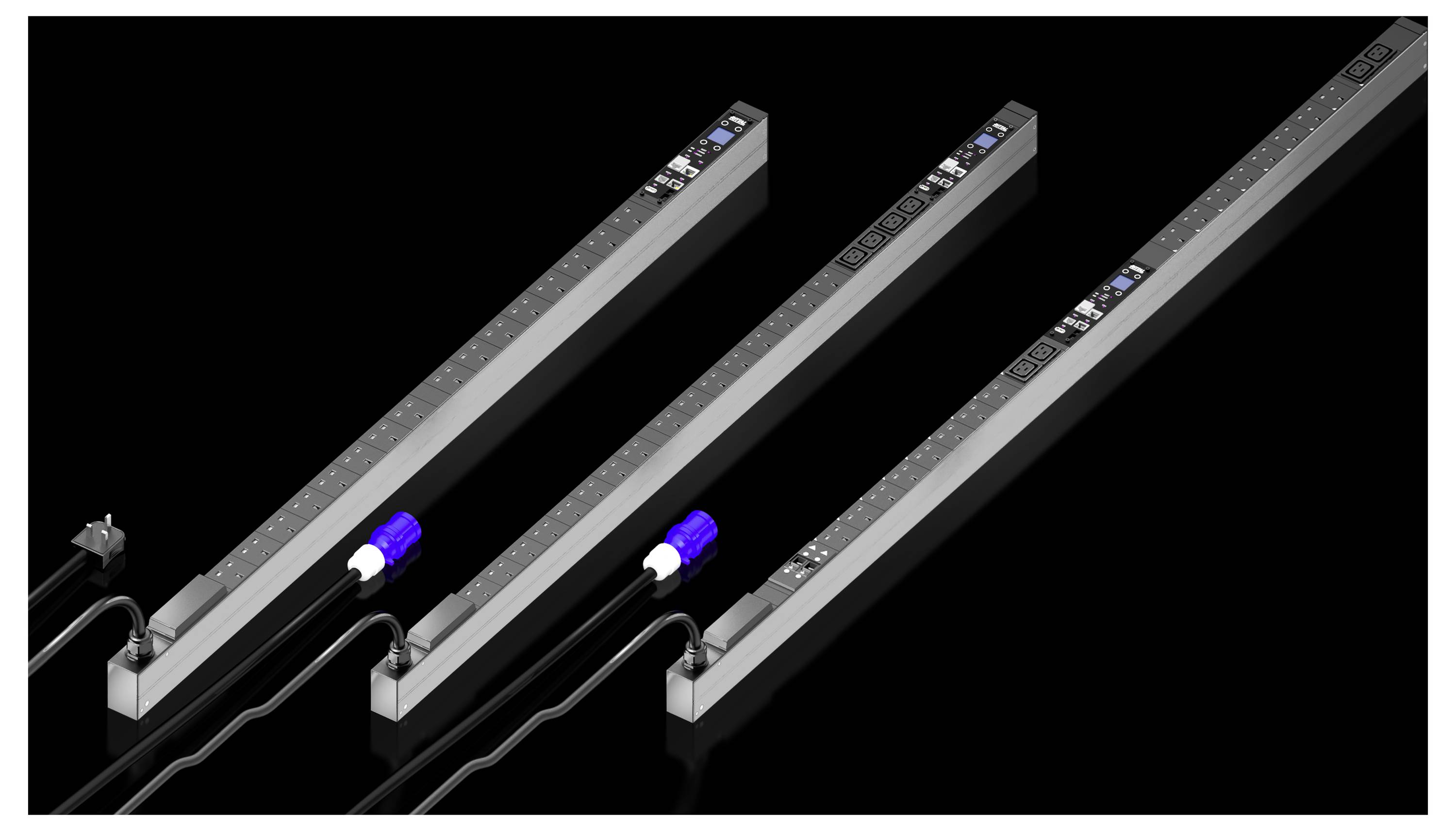 Drei lineare LED-Beleuchtungsarmaturen mit Stromkabeln vor einem schwarzen Hintergrund, verschiedene Konfigurationen präsentierend.