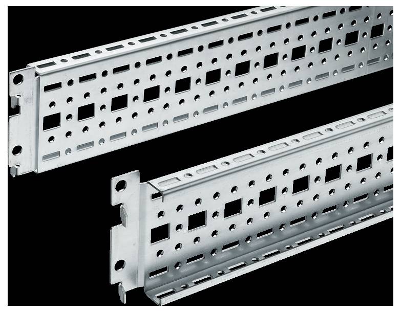 Gelochte Metallkabelkanäle vor schwarzem Hintergrund, die rechteckige Öffnungen für eine einfache Installation von elektrischen Kabeln aufweisen.