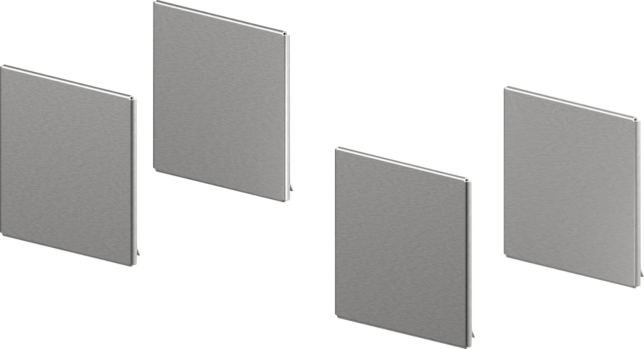 Vier graue, flache rechteckige Tafeln sind in zwei Reihen angeordnet, die jeweils aufrecht stehen.