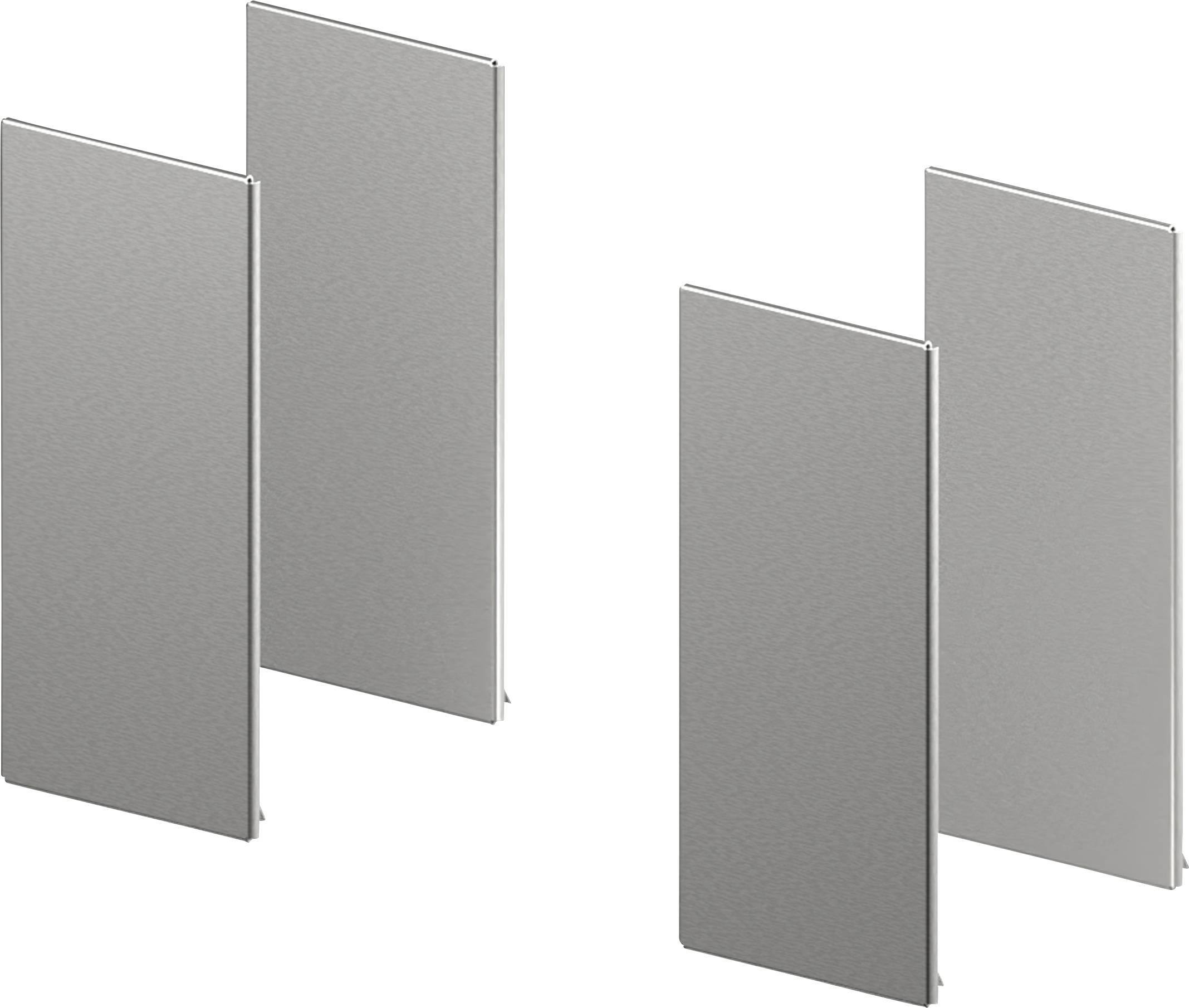 Vier flache, vertikale graue Tafeln sind in zwei parallelen Paaren vor einem schlichten Hintergrund positioniert. Die Tafeln sind gleichmäßig beabstandet.