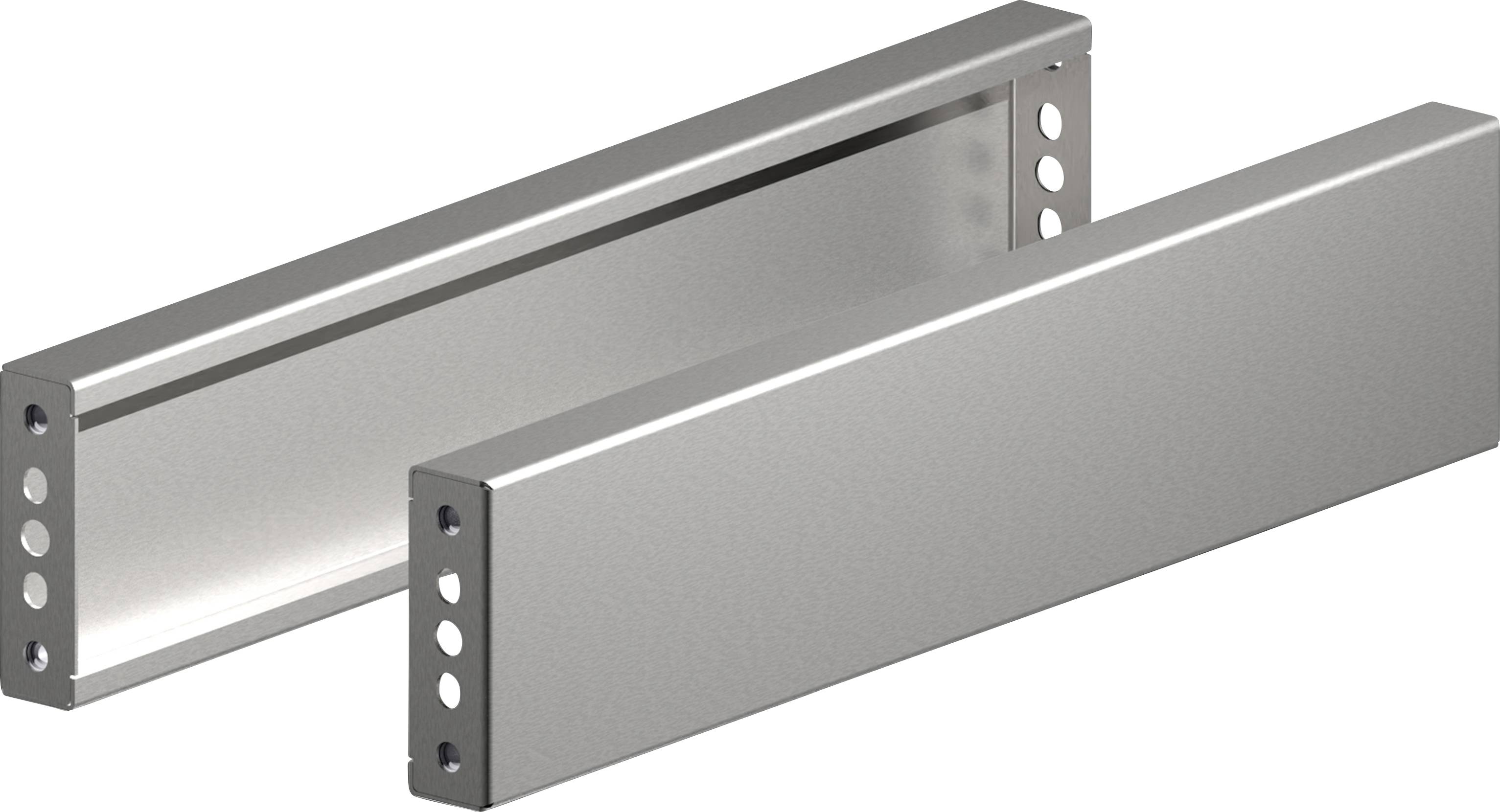 Zwei metallische rechteckige Blöcke mit einer Reihe von Löchern an einer Seite, parallel zueinander vor einem schlichten Hintergrund positioniert.