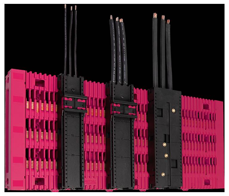 Rotes und schwarzes Elektroverteilerpanel mit mehreren Kabeln, die an Klemmen angeschlossen sind und einen komplexen Schaltungsaufbau vor einem schwarzen Hintergrund veranschaulichen.