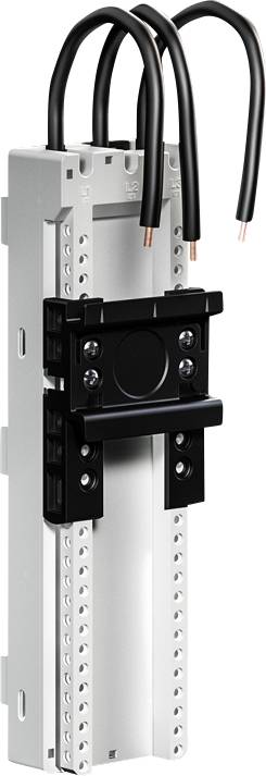 Ein elektrischer Klemmenblock mit mehreren schwarzen Drähten, die oben angeschlossen sind, mit einer Kunststoffklemme in der Mitte für eine sichere Verdrahtung.