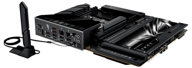 Eine Computermotherboard mit mehreren USB-Anschlüssen, Audiobudsen und einer drahtlosen Antenne, die ein schlankes schwarzes Design mit grafischen Akzenten aufweist.