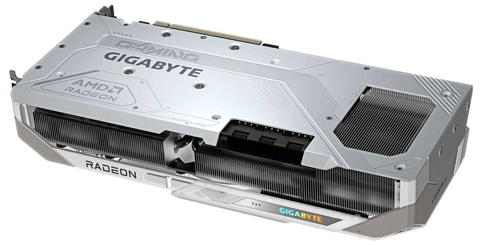 Eine silberne Grafikkarte mit Beschriftung 'GIGABYTE' und 'AMD RADEON', die ihre Kühlschlitze und elegantes Design präsentiert.