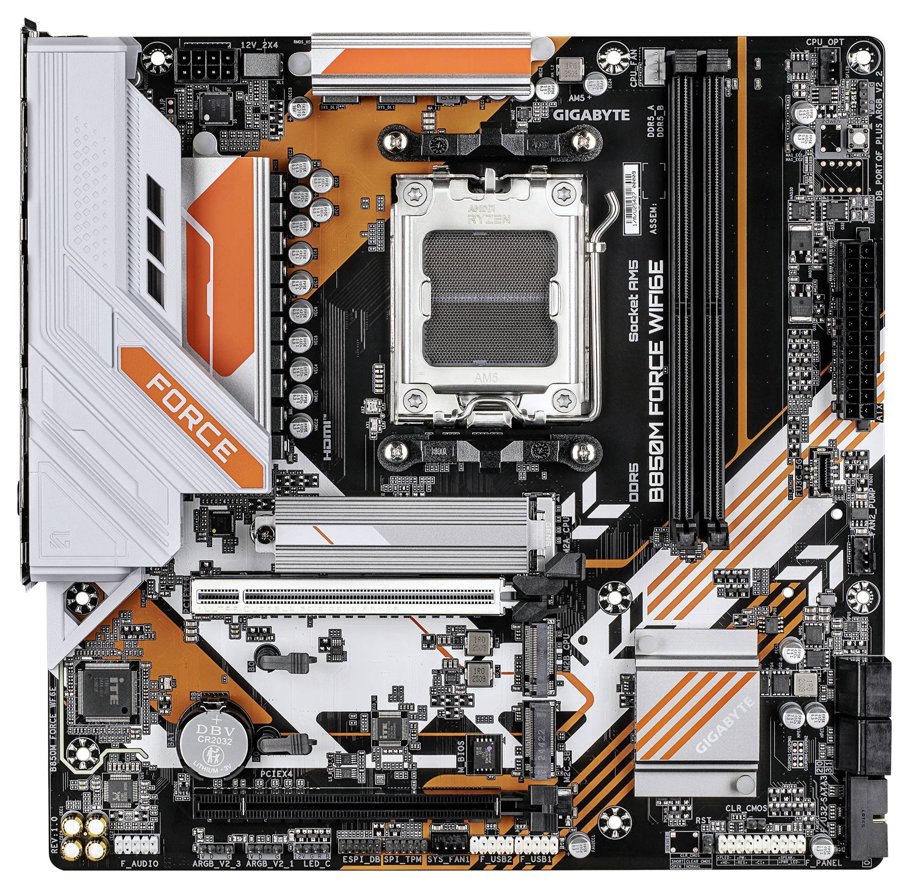 Eine detaillierte Mainplatine mit orange-schwarzem Design, beschriftet mit 'FORCE' und 'GIGABYTE'. Sichtbare Komponenten umfassen RAM-Steckplätze und einen CPU-Sockel.