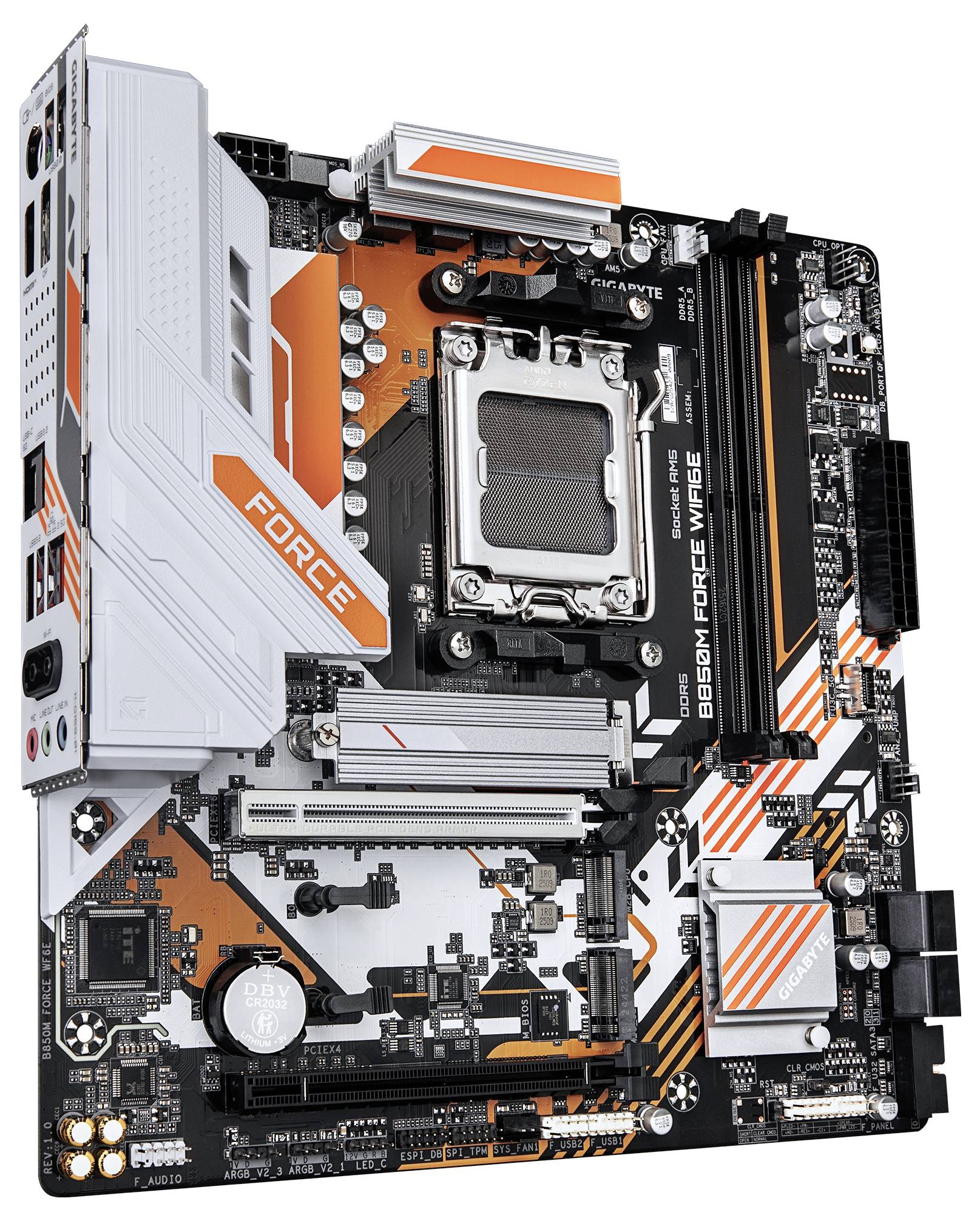 Eine Computermotherboard mit orange und weißen Akzenten, mit mehreren Erweiterungssteckplätzen, Anschlüssen und einem sichtbaren CPU-Sockel in der Mitte.