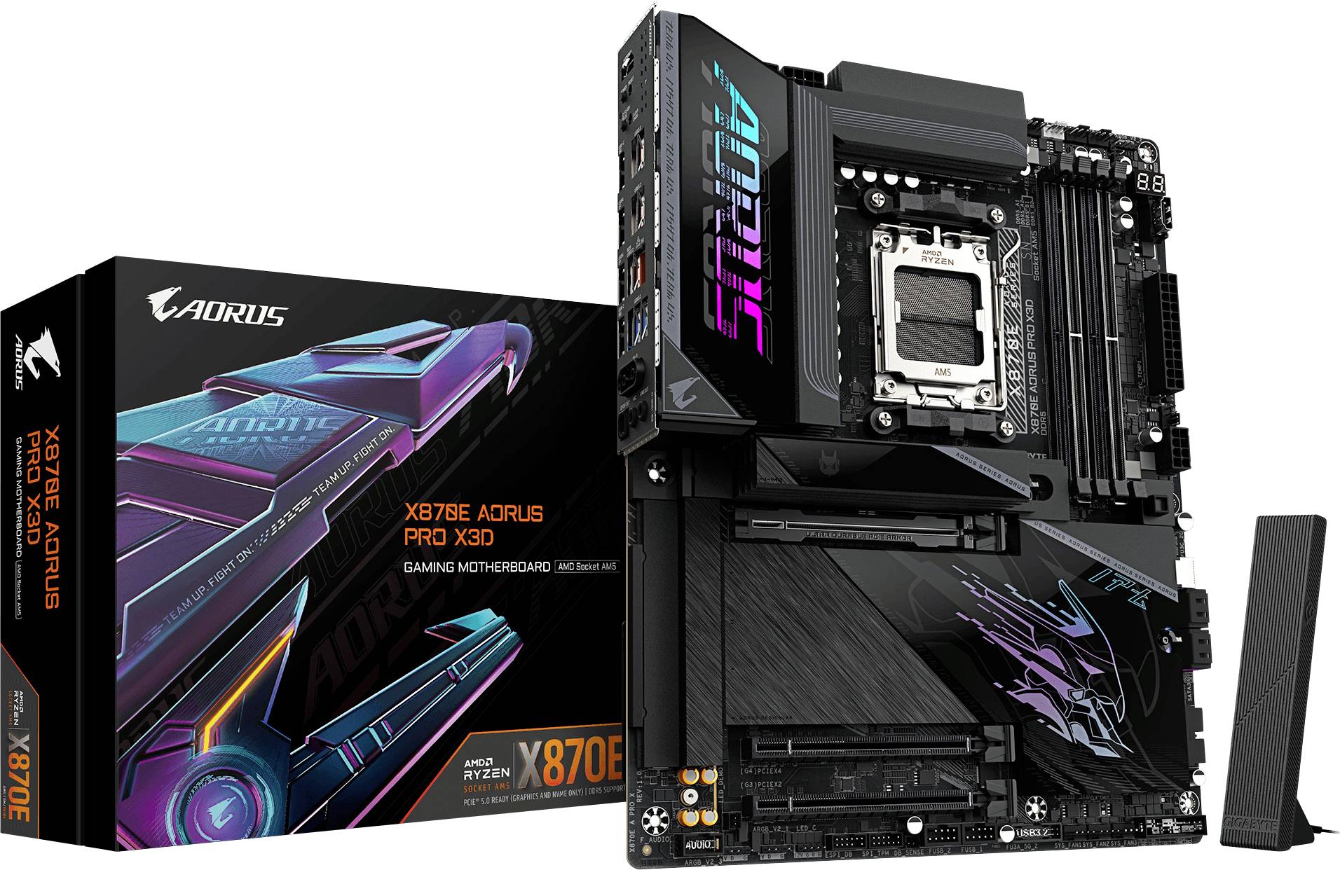 Eine Mainboard-Zusammenstellung mit Karton, beschriftet mit 'X670E AORUS PRO X'. Das Mainboard verfügt über mehrere PCI-Steckplätze und einen auffälligen Kühlkörper, speziell für Gaming konzipiert.