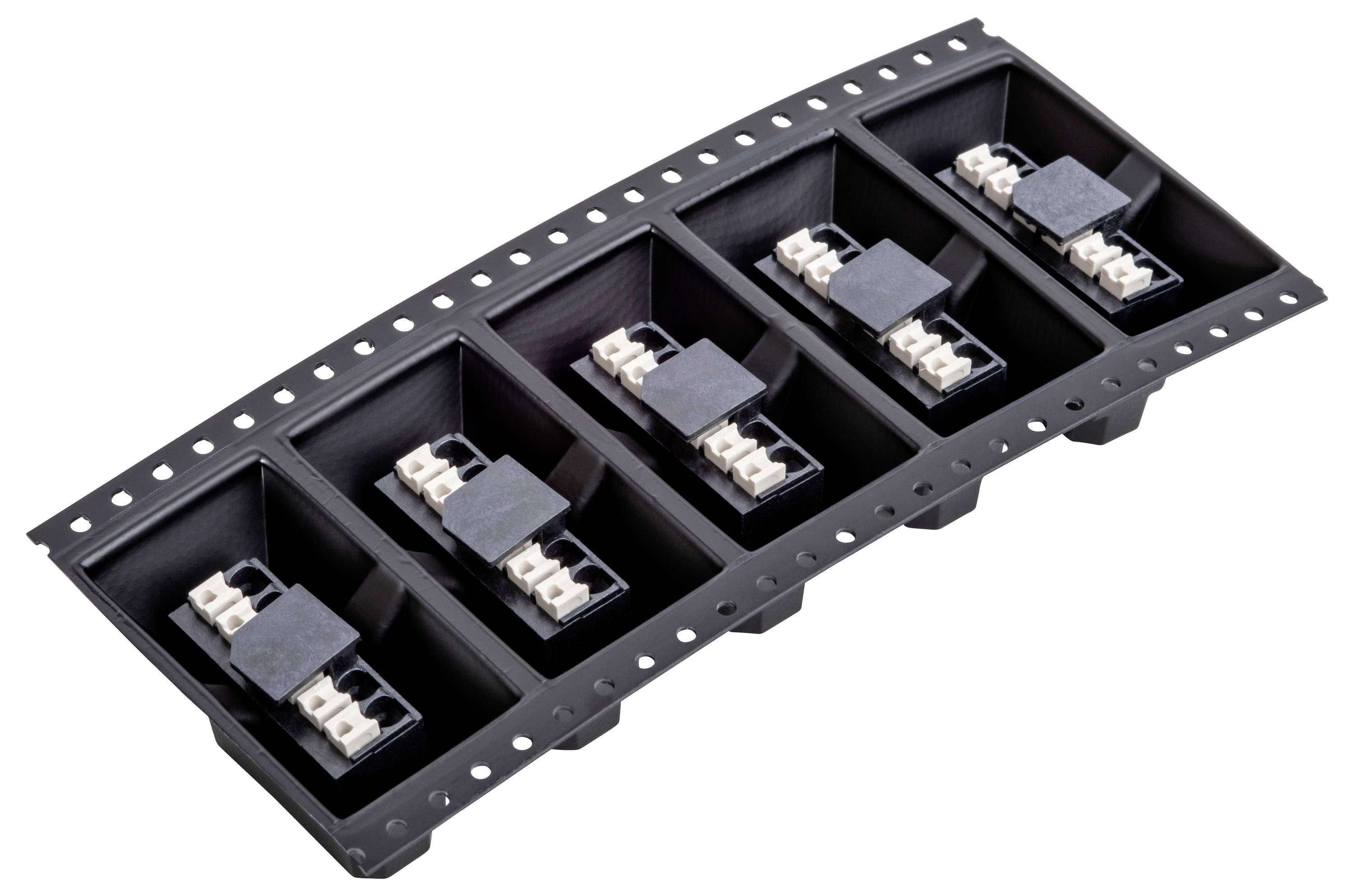 Fünf schwarze elektrische Komponenten in einer einzelnen Reihe angeordnet, jede mit drei weißen Anschlüssen, in einem schwarzen Kunststoffbehälter.