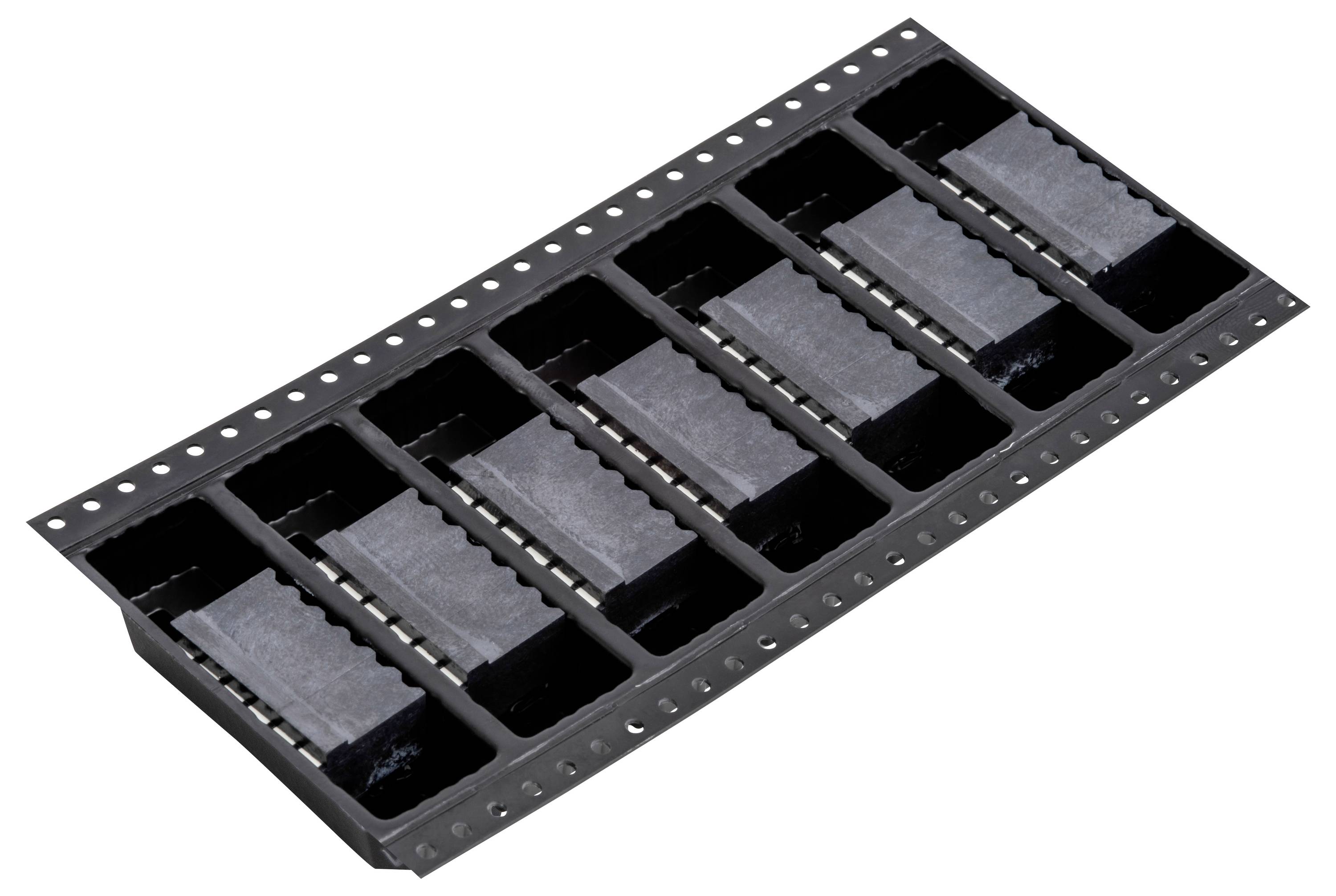 Geprägte Trägerfolie mit elektronischen Bauteilen in Schutzfächern, verwendet für automatisierte Montage in der Fertigung.