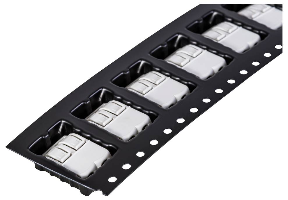 Ein schwarzer Plastikstreifen enthält mehrere identische silberne Metallkomponenten, die üblicherweise für elektronische Verpackungen oder Maschinenmontage verwendet werden.