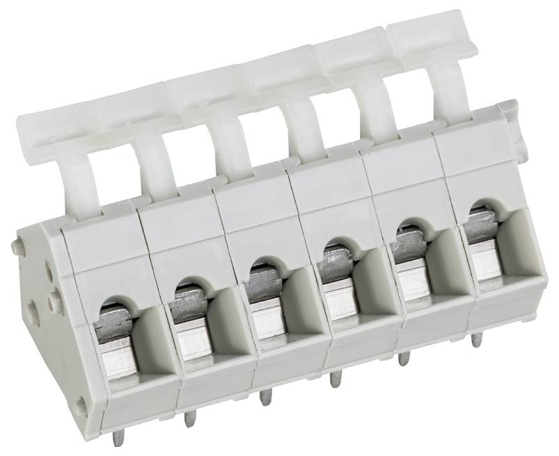 Nahaufnahme einer weißen Elektroklemme mit sechs Schraubanschlüssen, die zum Befestigen und Verbinden von Kabeln in elektrischen Installationen verwendet wird.