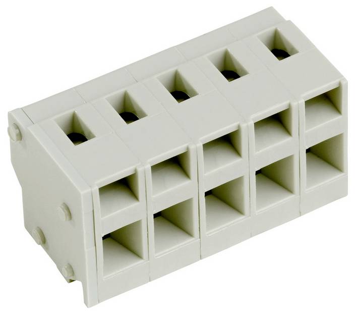 Ein grüner dreistöckiger elektrischer Klemmblock mit mehreren Drahtschlitzen, der zum sicheren Verbinden von elektrischen Schaltkreisen verwendet wird.