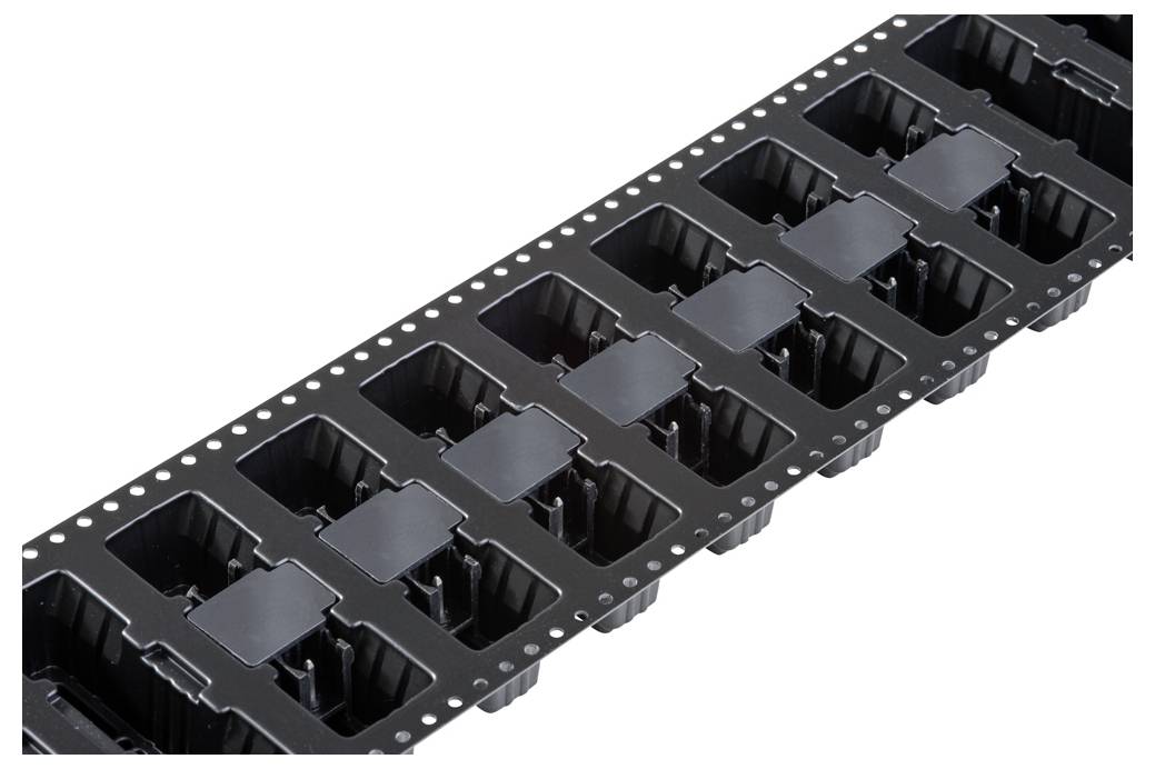 Schwarzes Kunststofftablett mit mehreren rechteckigen Fächern, zur Aufbewahrung elektronischer Komponenten ausgelegt, in einer Schrägansicht gezeigt.