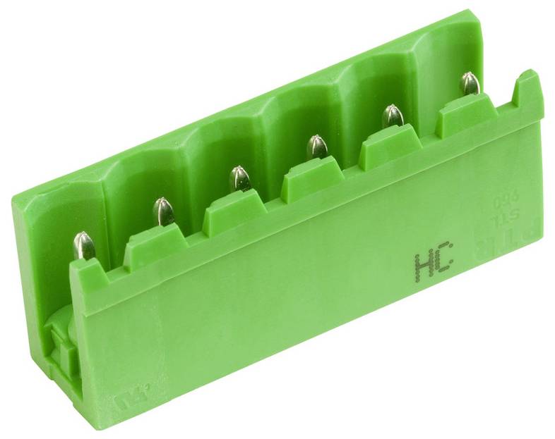 Ein grüner Klemmblock mit sechs Anschlussplätzen für elektrische Verbindungen, konstruiert für die Montage auf einer Leiterplatte.