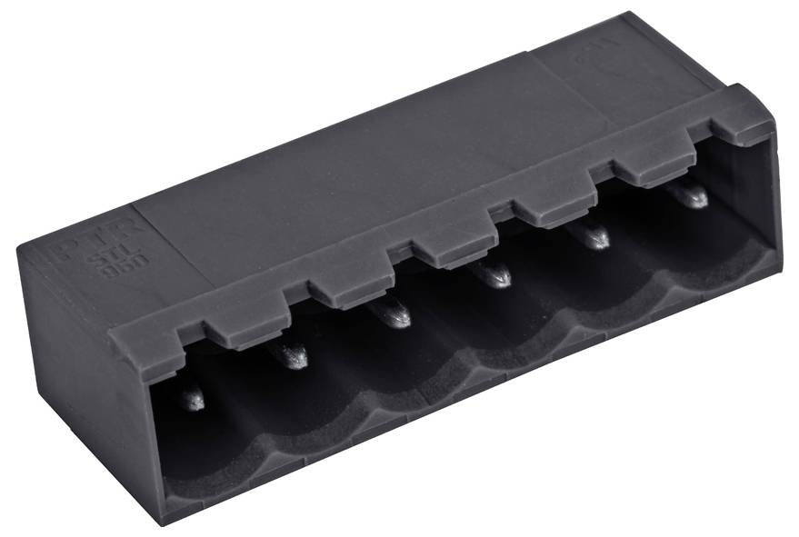 Eine schrägansicht eines schwarzen kunststoff-elektrosteckers mit mehreren stiften, der für elektronische schaltungsverbindungen verwendet wird.