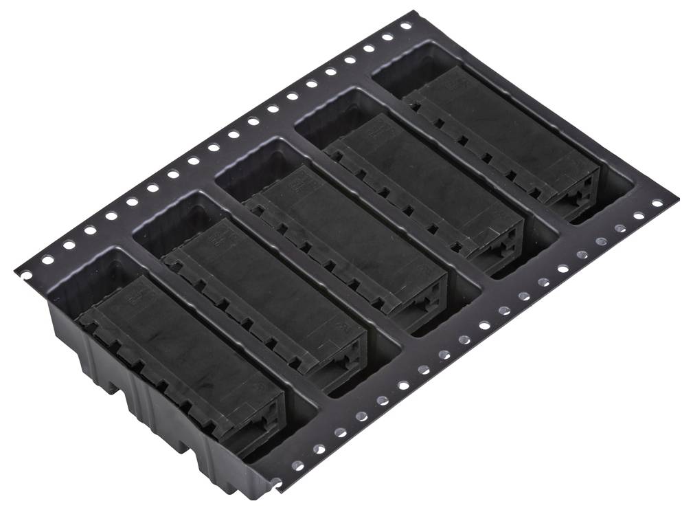 Tape und Spulenverpackung mit fünf schwarzen elektronischen Komponenten, die in einer einzelnen Reihe angeordnet sind.