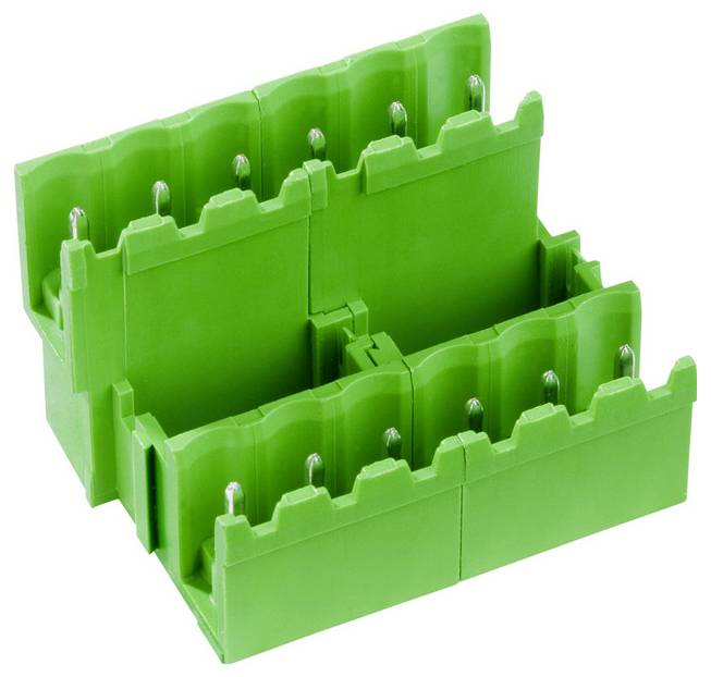 Ein grüner Kunststoff-Anschlussblock mit mehreren Nuten und Metallstiften, der zum Sichern von elektrischen Drähten verwendet wird, vor einem weißen Hintergrund dargestellt.