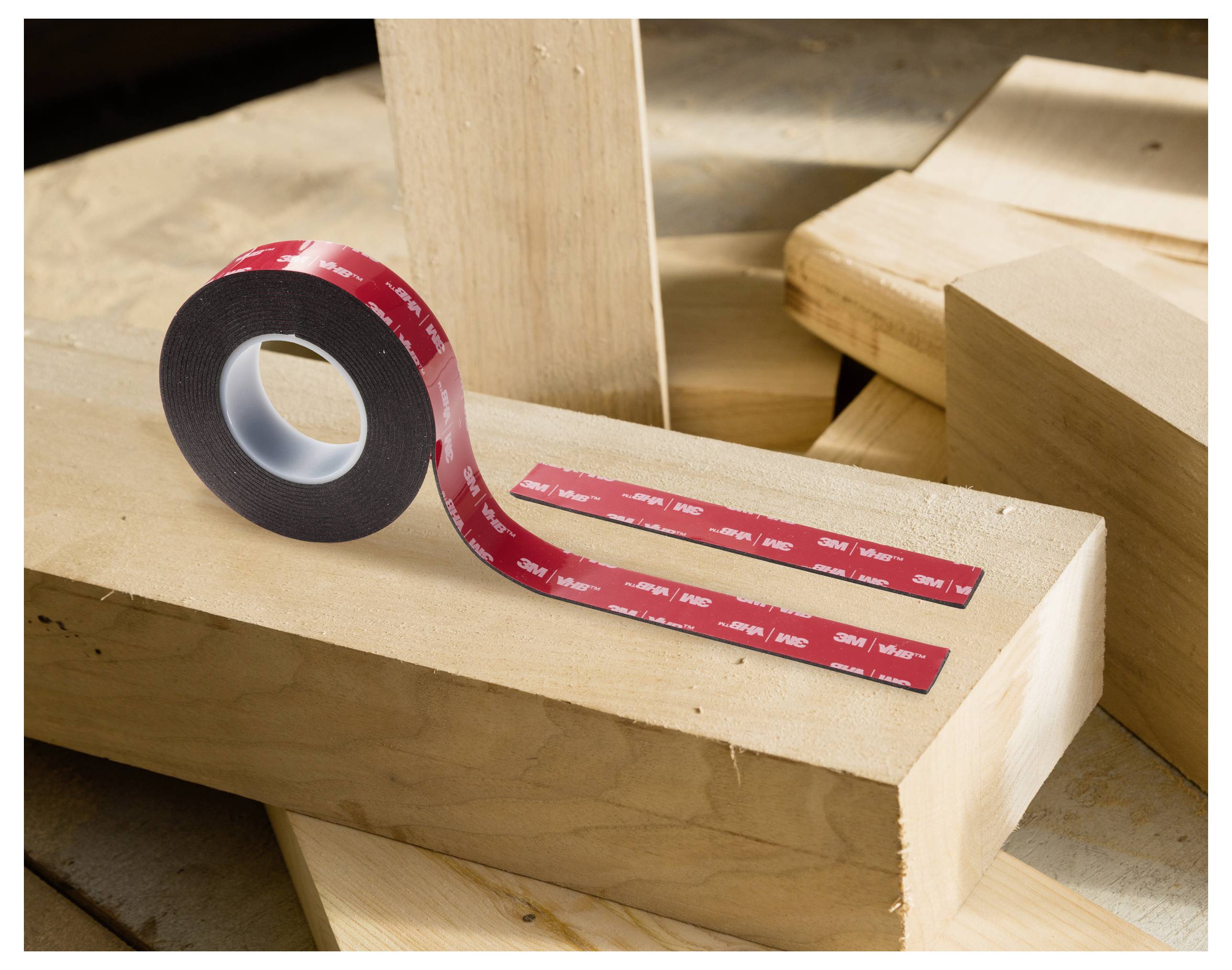 Eine Rolle rotes Klebeband mit 