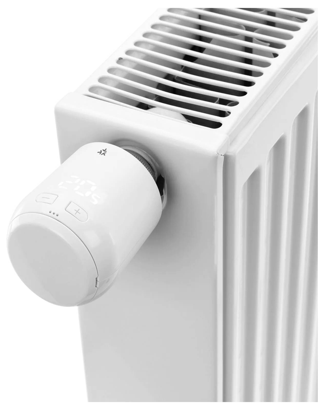Ein weißer Heizkörper mit einem elektronischen Thermostat, das '22°C' anzeigt, ist von der Seite in einer Nahaufnahme zu sehen.
