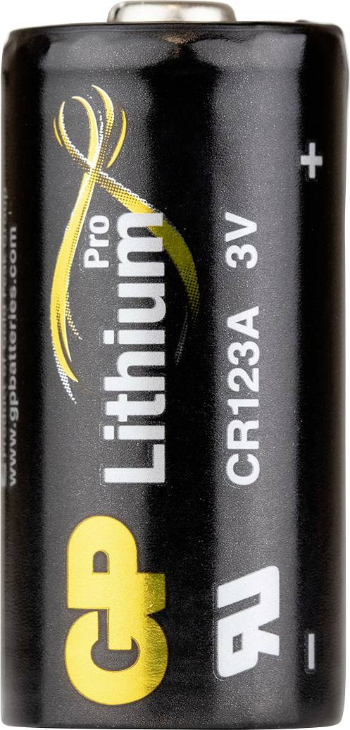 Eine zylindrische GP-Lithium-Pro-CR123A-3V-Batterie mit Plus- und Minussymbolen auf ihrer Oberfläche.