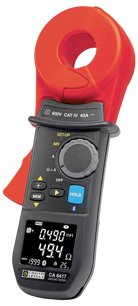 Ein digitales Zangenmessgerät mit einer roten Zange misst elektrische Parameter und zeigt auf dem Bildschirm „0,490 mH