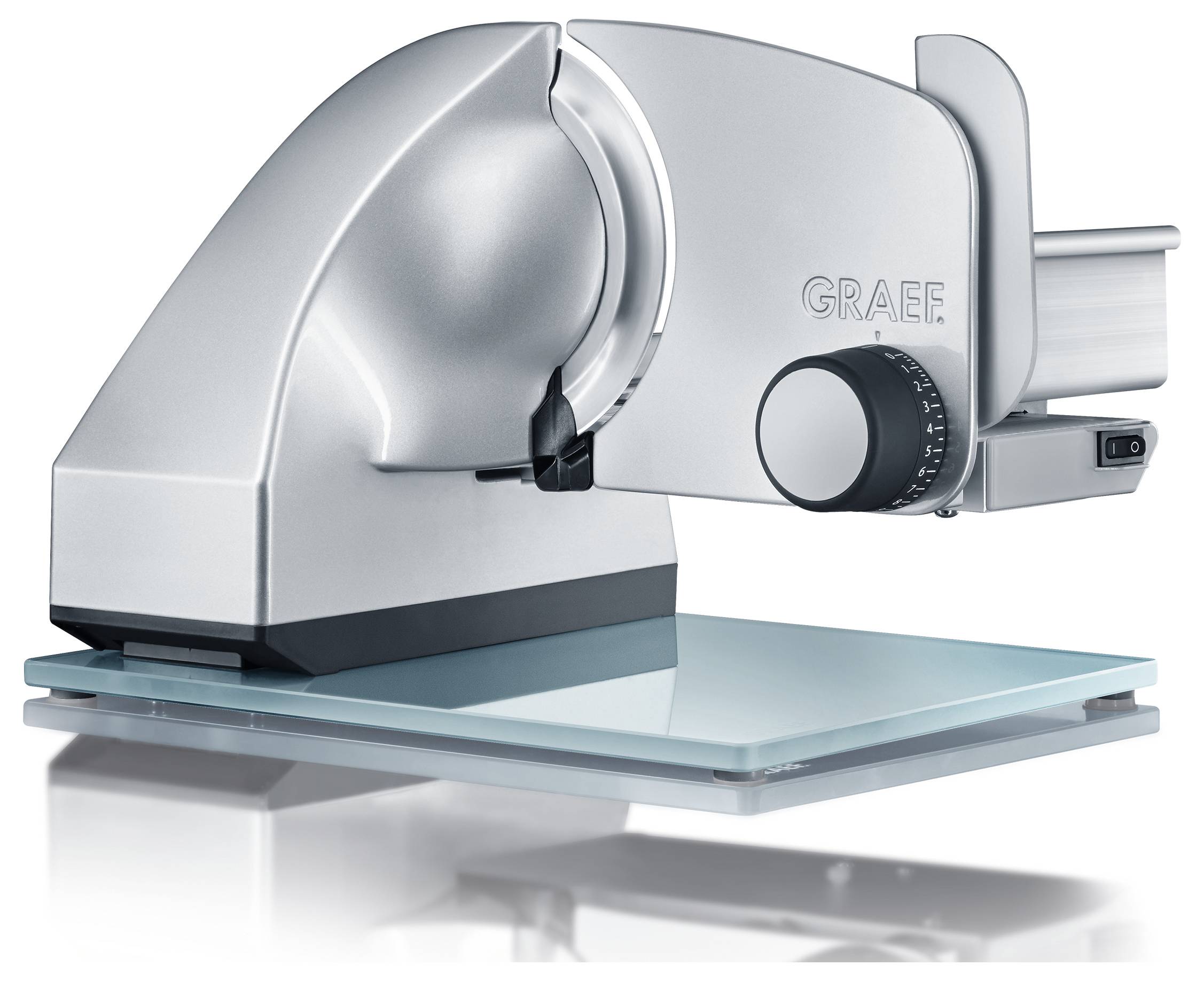 Ein Metalllebensmittelschneider mit einem Drehknopf auf einer Glasbasis, entwickelt für präzises Schneiden von Fleisch und Käse.