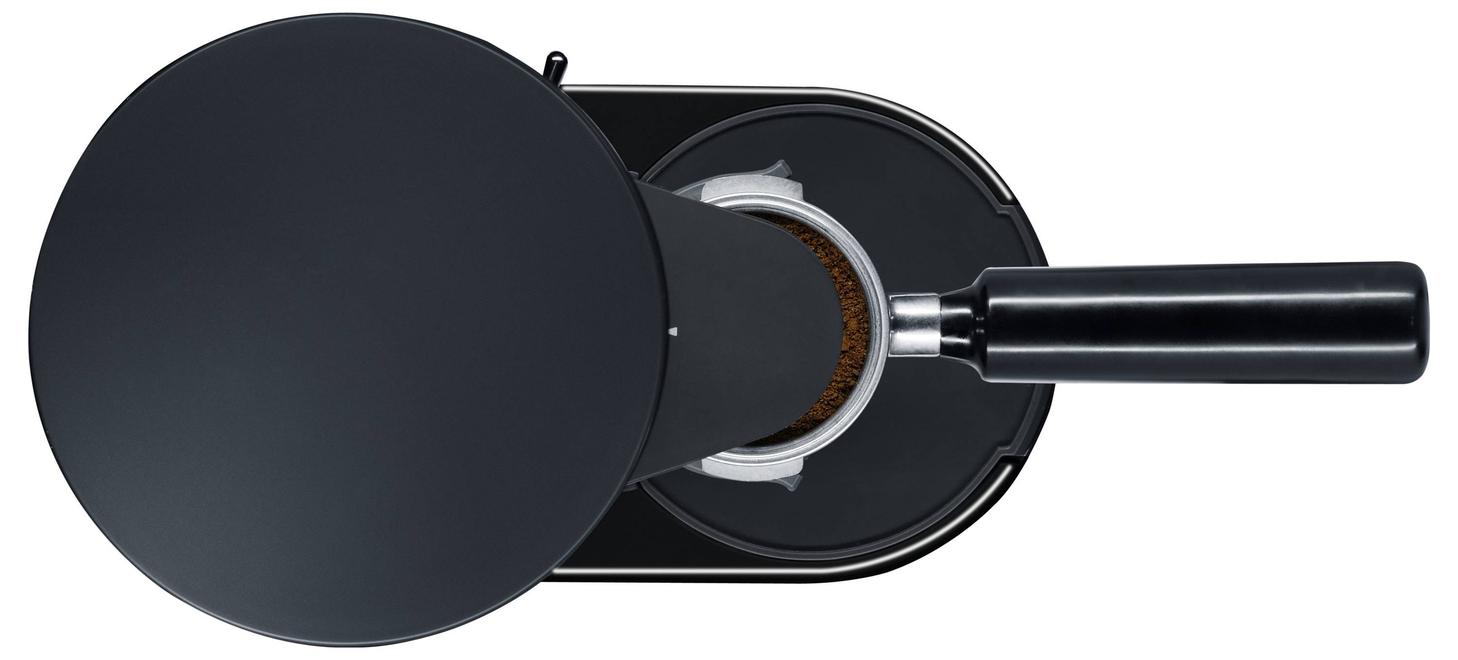 Draufsicht eines Espressomaschinen-Portafilters, der angebracht und mit Kaffeepulver gefüllt ist, bereit zum Brühen.