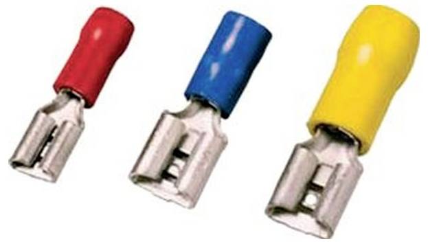 Drei isolierte elektrische Verbinder in Rot, Blau und Gelb, jeweils mit einem Metallanschluss, zum Sichern von elektrischen Leitungen.