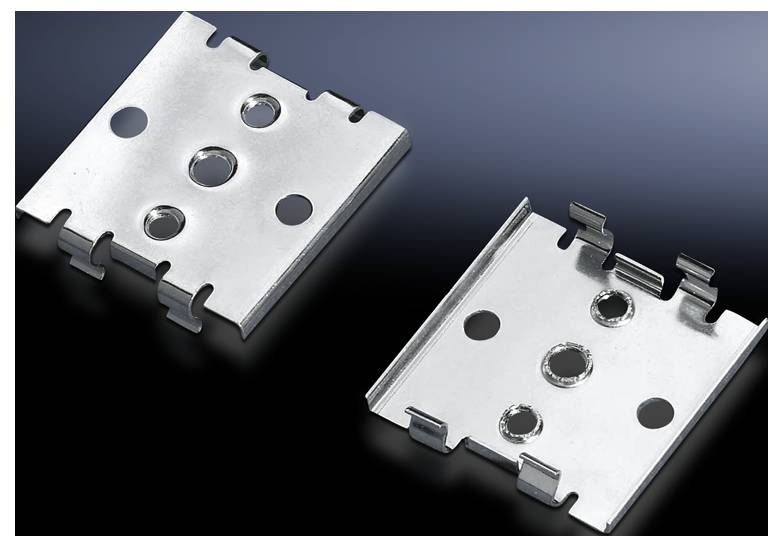 Zwei metallische, rechteckige Montageplatten mit gezackten Kanten und mehreren kreisförmigen Löchern, die vor einem dunklen Hintergrund positioniert sind.