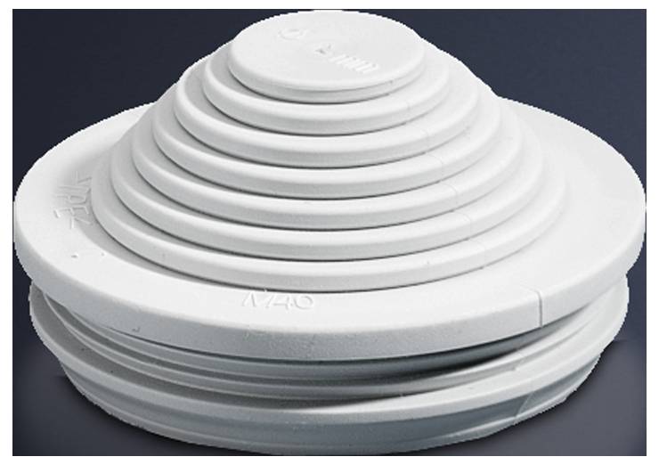 Eine weiße mehrschichtige Gummi-Dachmanschette zum Abdichten von Rohren auf Dächern, die ihren geschichteten Aufbau und die flexiblen Außenkanten zeigt.