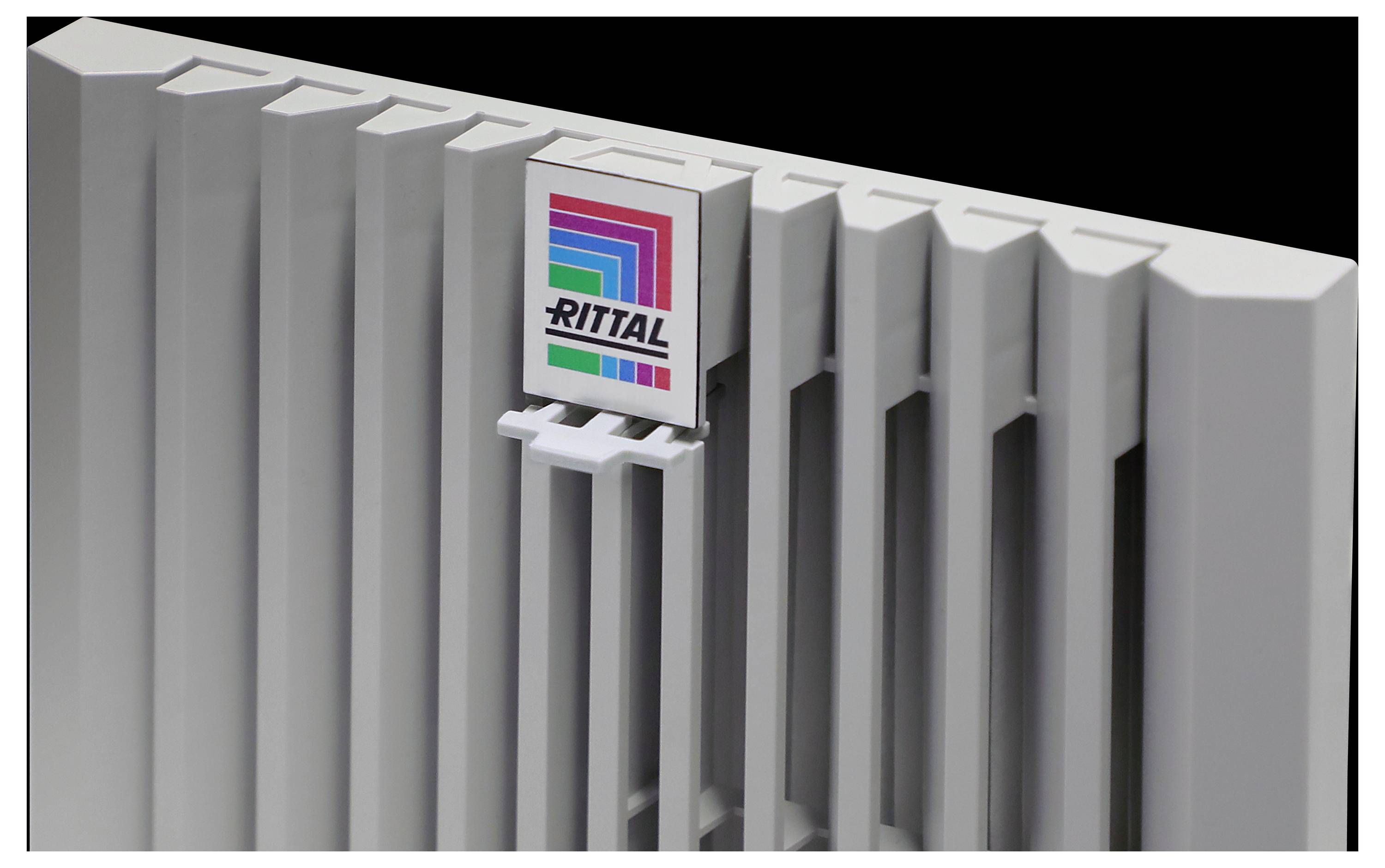Ein Kühlventilator mit Patchcontroller, auf dem prominent in der Mitte das 'Rittal' Logo angebracht ist.