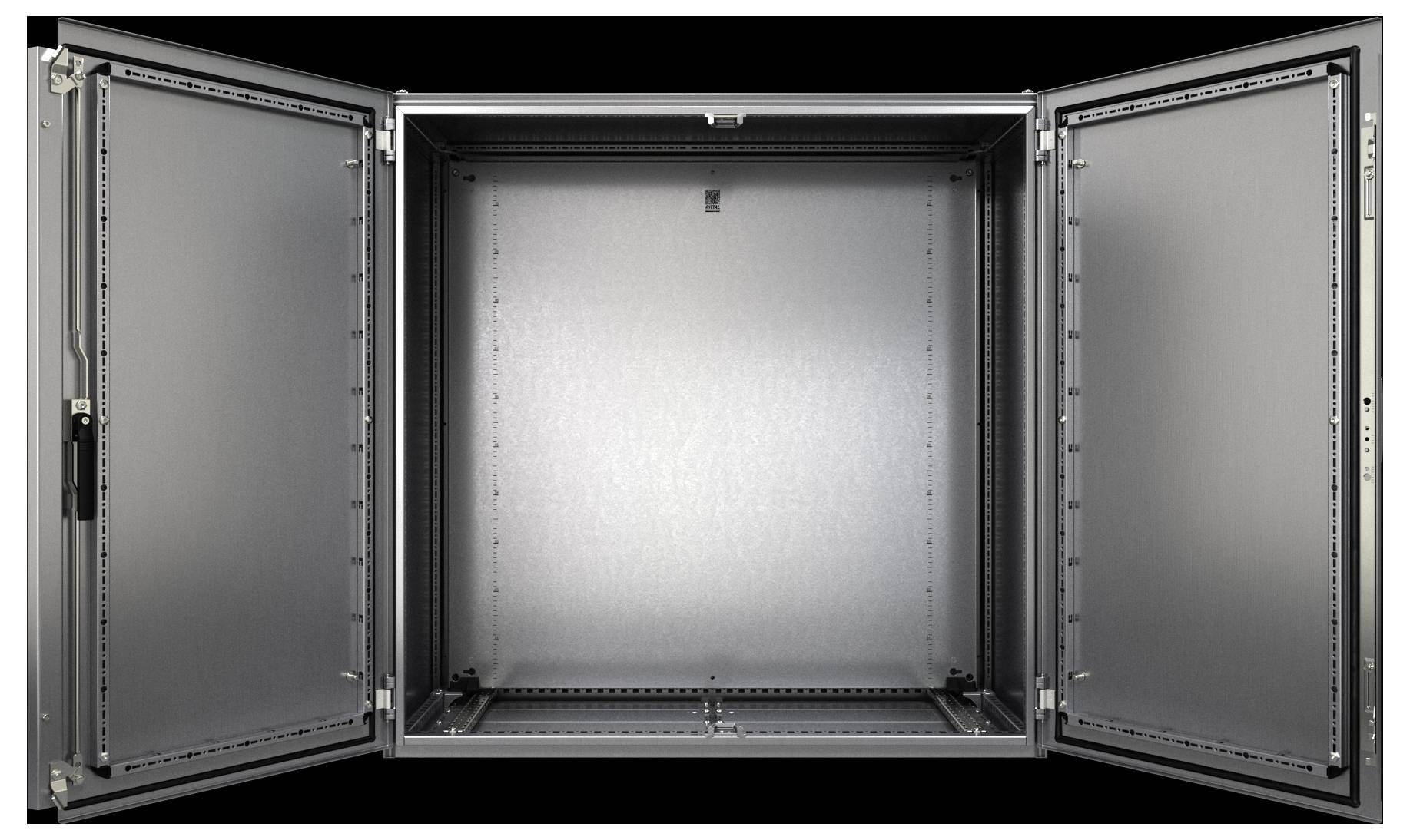 Ein offener, leerer Metallschrank mit drei offenen Türen, der Innenpaneele und Scharniere zeigt und für die Unterbringung von elektronischen Geräten geeignet ist.