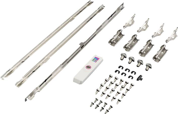 Eine Reihe von Metallhalterungen und eine Fernbedienung, die auf einem weißen Hintergrund angeordnet sind; wahrscheinlich Komponenten für ein Schiebetürsystem.