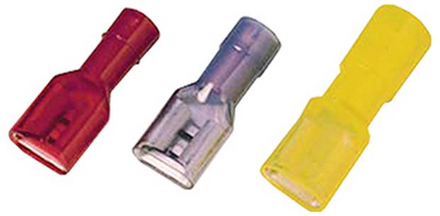 Drei isolierte elektrische Kabelverbinder in Rot, Blau und Gelb sind nebeneinander ausgerichtet, wobei jeder einen Metallkontakt in der Mitte hat.