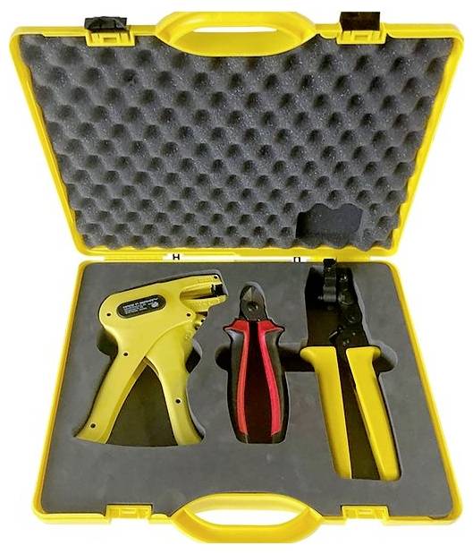 Gelber Werkzeugkoffer mit schwarzem Schaumstoffinneren, der eine gelbe Kabelbinderzange, ein Paar rot-schwarzer Zangen und eine gelbe Crimpzange enthält.