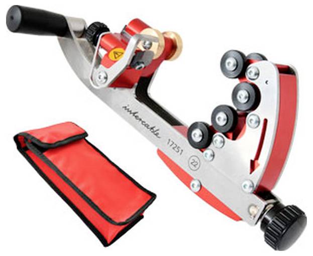 Eine rote und silberne Handwerkzeug mit mehreren schwarzen Rollen, verwendet zum Rohre schneiden, begleitet von einer roten Tragetasche.