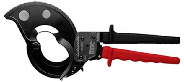 Ein handbetriebenes Kabelschneide-Werkzeug mit einer schwarzen gebogenen Klinge und rotem Griff, das zum Durchtrennen dicker Kabel bei elektrischen Arbeiten verwendet wird.