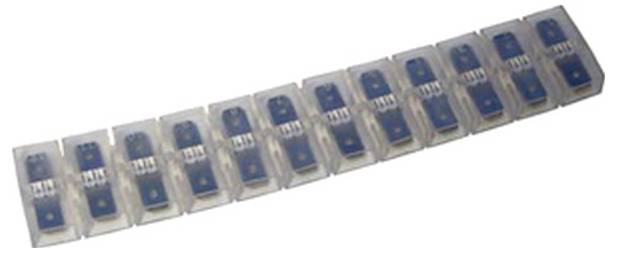 Eine Reihe transparenter Plastiktransistorgehäuse, die jeweils eine kleine blaue Komponente enthalten und diagonal vor einem schlichten Hintergrund angeordnet sind.