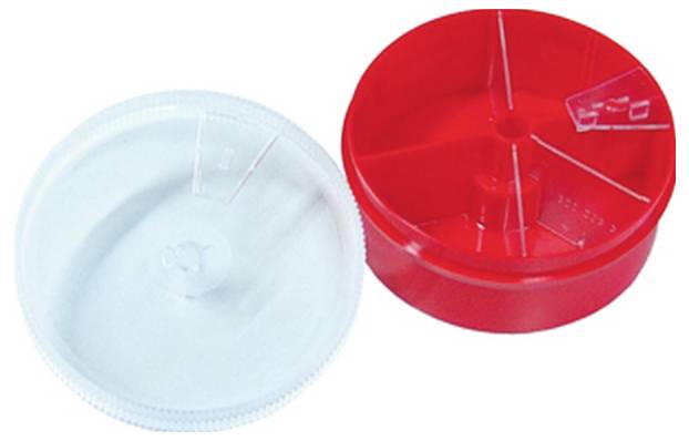 Zwei Plastikdeckel, einer weiß und einer rot. Der weiße Deckel ist offen ohne Fächer; der rote Deckel hat Unterteilungen im Inneren.