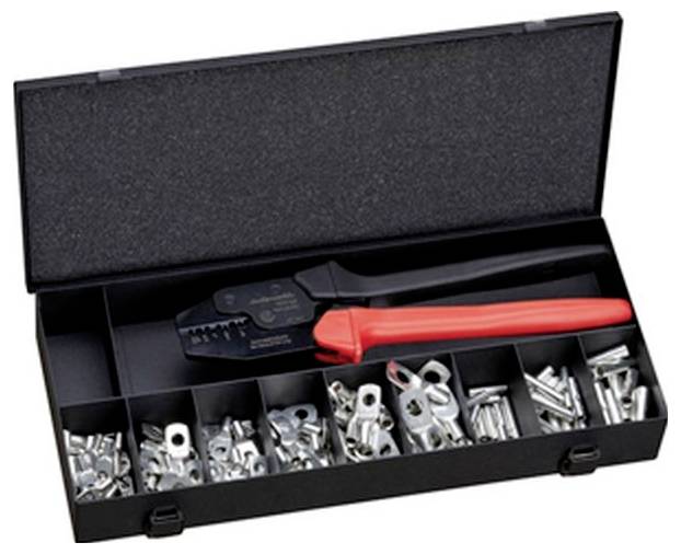 Eine schwarze Werkzeugbox mit Fächern enthält eine Crimpzange und verschiedene Metallkabelschuhe und Verbinder, die für elektrische Arbeiten verwendet werden.