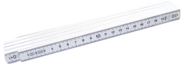 Ein weißer Zollstock teilweise ausgefahren, mit sichtbaren Zahlen von 10 bis 19 und Maßstrichmarkierungen auf seiner Oberfläche.