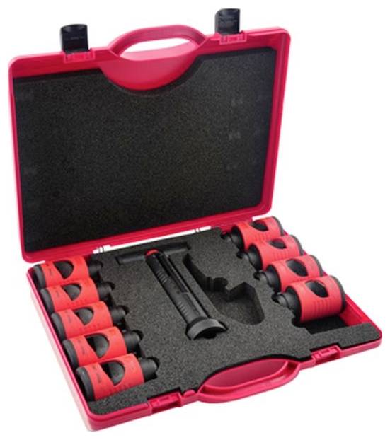 Eine rote Transporttasche mit Schaumstoffeinsätzen, die sieben rot-schwarze zylindrische Werkzeuge und ein zentrales Griffwerkzeug aufnimmt.
