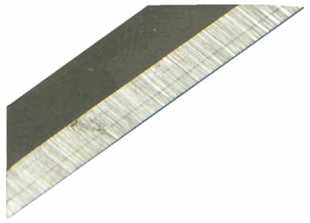 Eine Nahaufnahme der Schneide einer scharfen Metallklinge, die ihre feine Textur und präzisen Schnitt zeigt. Die Klinge wirkt sauber und gut gepflegt.