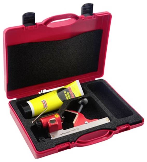Roter Werkzeugkoffer mit einer gelben Röhre und einem roten Werkzeug mit einem Lineal, eingebettet in schwarze Schaumstoffabteile.