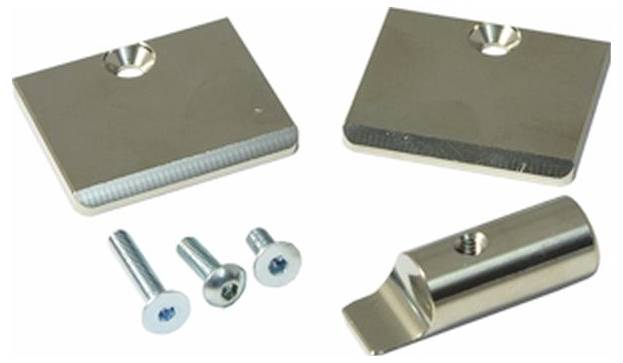 Metallbeschlag umfasst zwei rechteckige Halterungen mit Senklochrungen, zwei Schrauben und eine zylindrische Riegelkomponente mit einer Schraubenlochöffnung.