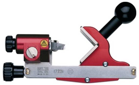 Ein rot-silberner Metallkabelabisolierungswerkzeug mit schwarzem Griff, der zum Entfernen der Isolierung von Drähten verwendet wird.