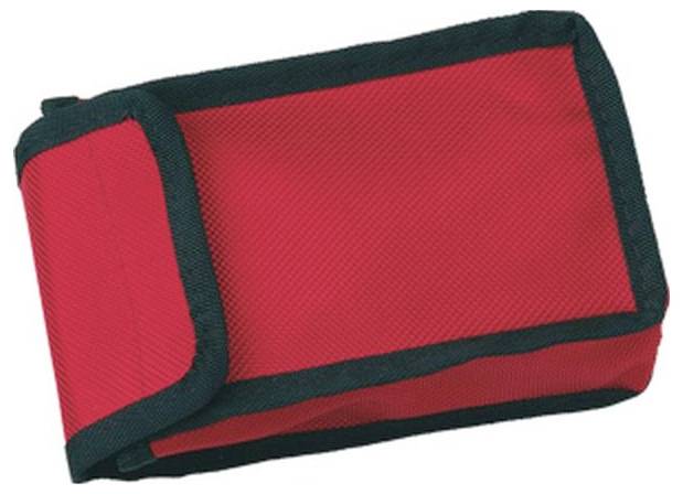 Ein roter Stoff-Beutel mit einem schwarzen Rand, der eine nach innen geschlagene Klappe als Verschluss hat.