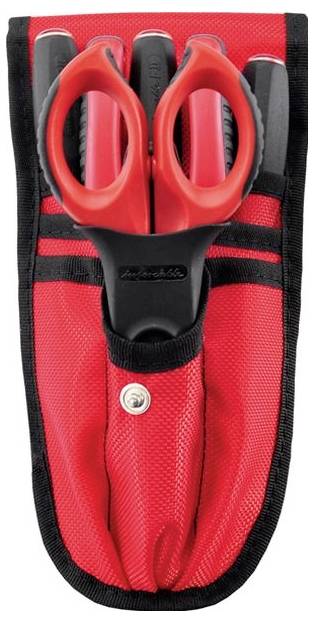 Eine rote Werkzeugtasche, die Scheren mit roten und schwarzen Griffen sowie zusätzliche Werkzeuge enthält, gesichert mit einer zugeknöpften Klappe.